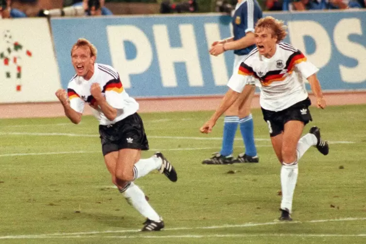 Andreas Brehme feiert sein Elfmetertor, rechts Jürgen Klinsmann. 