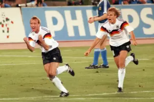 Andreas Brehme feiert sein Elfmetertor, rechts Jürgen Klinsmann.