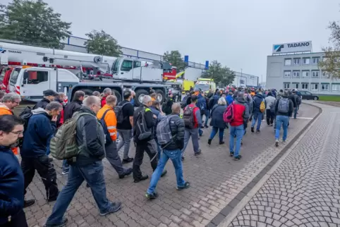 Gegen 9 Uhr wird das Werkstor auf dem Wallerscheid durchschritten.