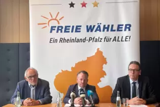 Freie-Wähler-Chef Stephan Wefelscheid (Mitte) zusammen mit dem Vizevorsitzenden Herbert Drumm (links) und Schatzmeister Marco De