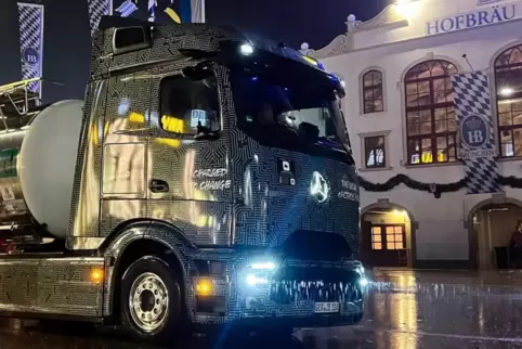 Ein Mercedes-Benz eActros 600 beliefert Münchner Oktoberfest.