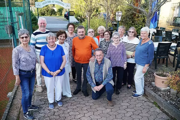 Bitte lächeln fürs Klassenfoto 59 Jahre nach dem Abschluss an der Volksschule Ixheim.