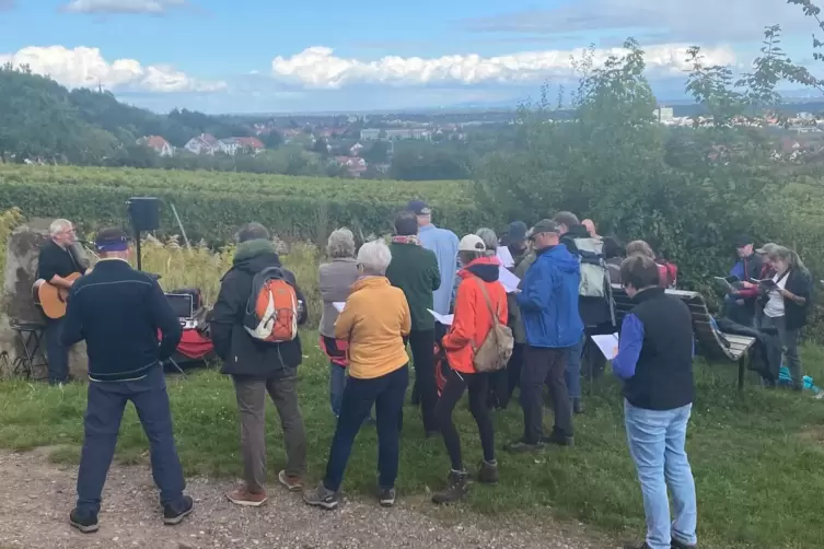 Das Schloss im Rücken, Hambach vor Augen: erste Station der Songwanderung.