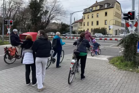 Schützenstraße: Schranken und viel Verkehr belasten.