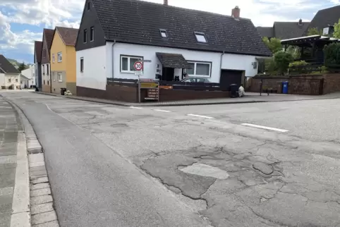 Flickenteppich: Die Otterstraße befindet sic h schon länger in einem maroden Zustand. 