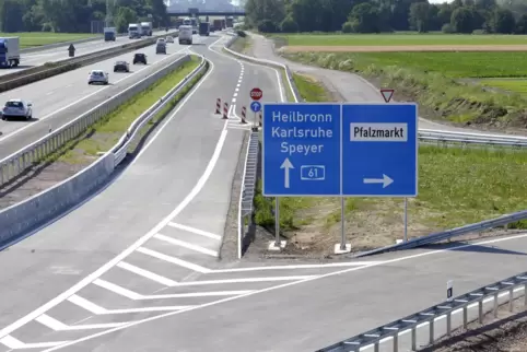 Die Autobahn 61 hat eine separate Abfahrt zum Pfalzmarkt. 