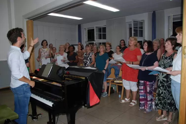 Die Vorbereitungen zum Jubiläumskonzert laufen auf Hochtouren. Chorleiter und Sänger feilen an den perfekten Tönen. 