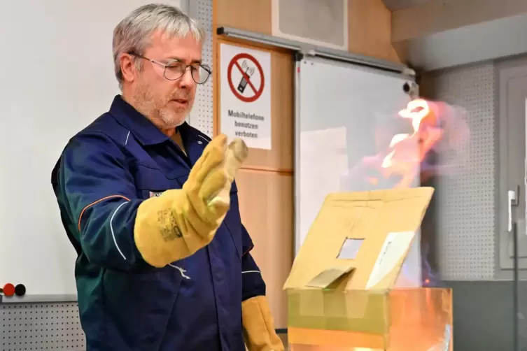 Anschaulich: Ralf Präkels demonstriert die Brennbarkeit verschiedener Chemikalien, hier Dämpfe eines Klebstoffs.