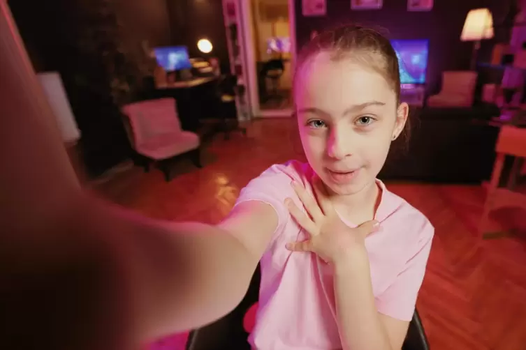 Auch Kinder nutzen schon Plattformen wie TikTok und Instagram zur Selbstdarstellung, obwohl diese erst für Teenager ab 13 Jahren