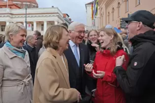 Fröhliches Miteinander: Bundespräsident Frank-Walter Steinmeier, seine Ehefrau, Elke Büdenbender und die Ministerpräsidentin von