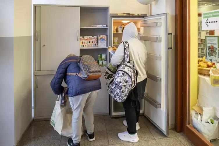 In dem Kühlschrank im Eingangsbereich der Stadtbibliothek gibt es Lebensmittel, die noch gut sind, andere Menschen aber nicht me