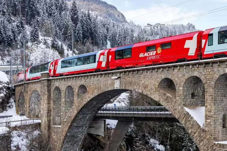 Glacier Express am Soliser Viadukt in Graubünden: Die Schweizer Bahn hat idyllische Strecken und ist meist pünktlich.