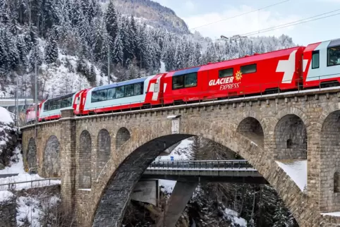 Glacier Express am Soliser Viadukt in Graubünden: Die Schweizer Bahn hat idyllische Strecken und ist meist pünktlich.