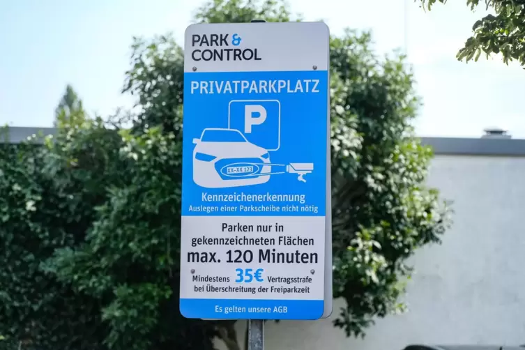 Mit diesen oder ähnlichen Tafeln an der Einfahrt weist „Park & Control“ die Supermarktkunden auf drohende Vertragsstrafen bei Ve