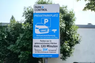 Mit diesen oder ähnlichen Tafeln an der Einfahrt weist »Park & Control« die Supermarktkunden auf drohende Vertragsstrafen bei Ve