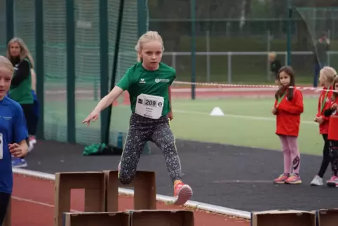 Amelie Hammer (TG, U12) über die 50-m-Hindernissstrecke.