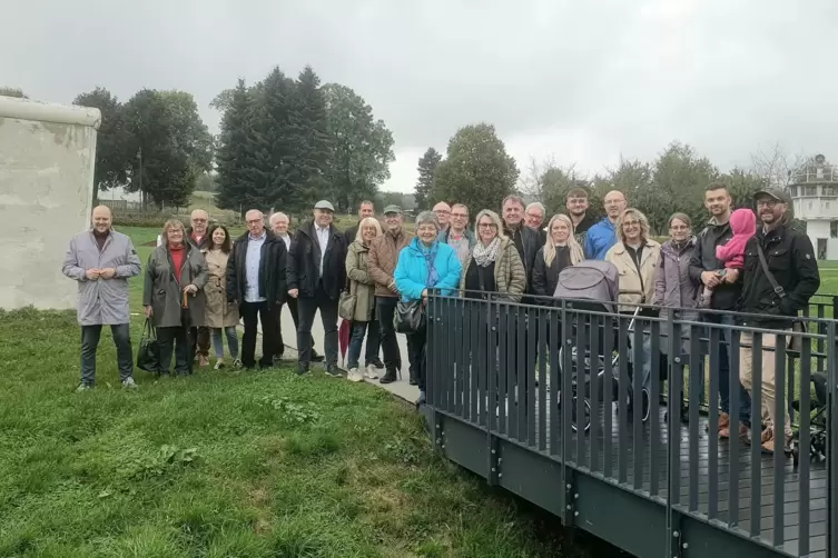 Die Brücke, auf der die Gastgeber aus Schleiz und die Gäste aus Waldfischbach-Burgalben stehen, verbindet Thüringen und Bayern. 