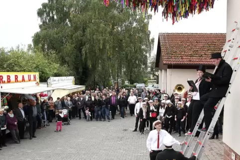 Dunkle Hose und weißes Hemd gehören seit jeher zu den Markenzeichen der Battweiler Straußbuben und -mädchen; hier ein Foto von 2