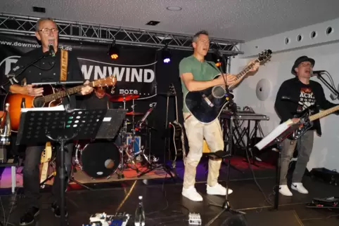 Begeisterten mit Classic-Rock-Covers im Feiersaal: Downwind mit (von links) Gerd Schlick, Mark Schlick und Volker Pfeifer.