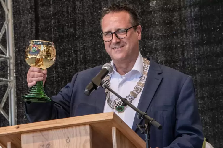 „Wir lieben unsere Stadt“, sagt Kirchheimbolandens Bürgermeister Marc Muchow (hier beim Residenzfest 2024). 