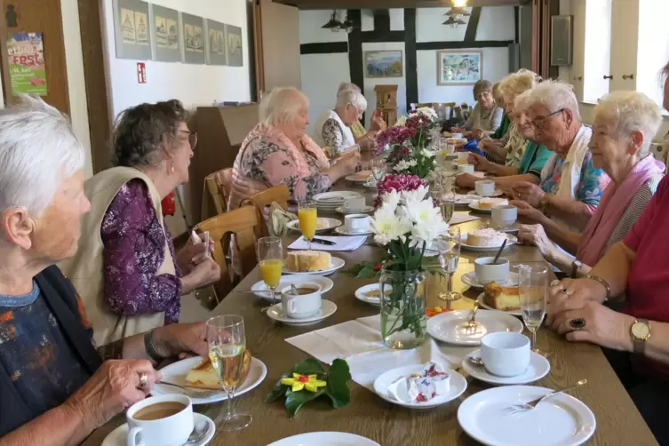 Kaffee, Kuchen und geselliges Beisammensein beim Seniorennachmittag.