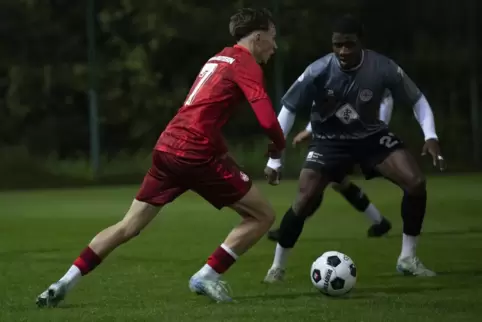 Ben Reinheimer (links) vom FCK II geht hier an seinem Koblenzer Gegenspieler Rachid Tchadjei vorbei. 