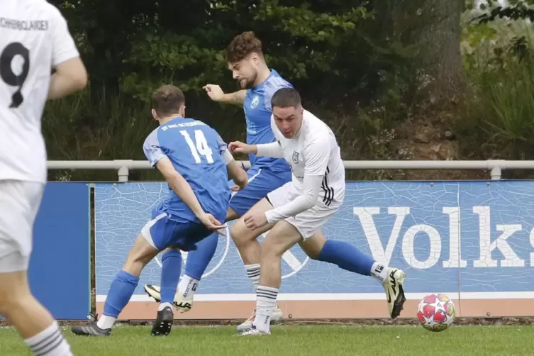 Er fehlt gegen Eppenbrunn: Henrik Hillesheim vom SV Kirchheimbolanden (im weißen Trikot). Hier im Spiel gegen Nanzdietschweiler.