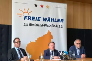 Rücktritte angekündigt: der Landeschef der Freien Wähler, Stephan Wefelscheid (Mitte), Schatzmeister Marco Degen (links), Vizevo