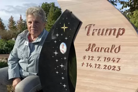 Ursula Trump am beschädigten Grabstein ihres Mannes auf dem Friedhof in Freinsheim. 