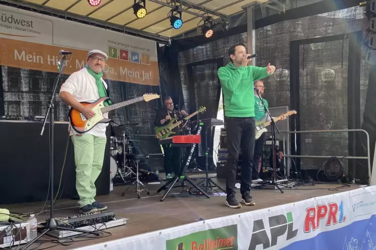 Die Band Palatine-six sorgt auf dem Rathausplatz für Stimmung.