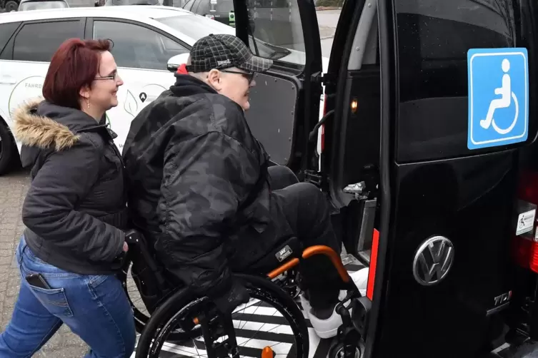 Für Transporte im Liegen oder in einem Tragestuhl gibt es spezielle Fahrzeuge, die ihren Preis haben. 