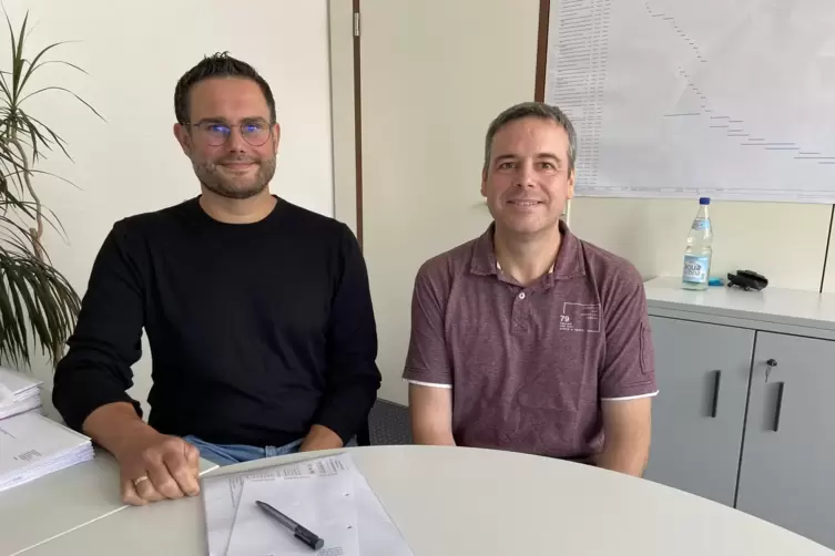 Sven Müller, kaufmännischer Leiter der Werke in der Verbandsgemeinde Oberes Glantal (rechts) und sein Stellvertreter Marcel Ließ