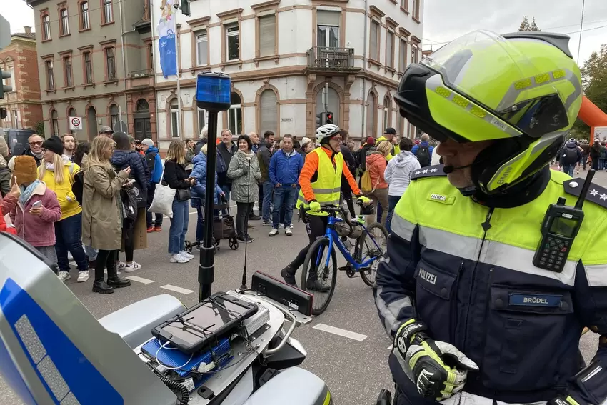 Polizist Jürgen Brödel fährt vorweg, mit Echtzeit-Tracker im »Kofferraum« seines Motorrades.