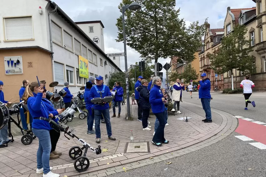 Die Pfälzer Guggeglucke aus Rülzheim machen Stimmung.