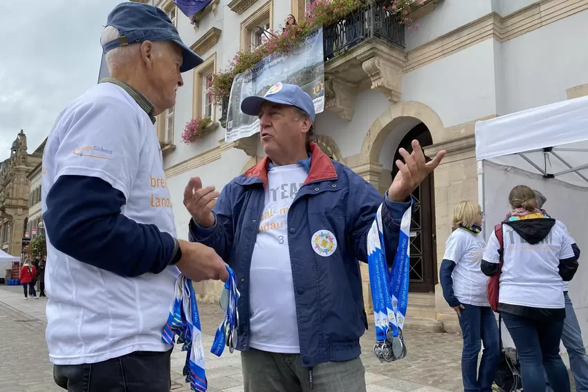 Helfer Andreas Michl und Martin Tschechne aus Queichheim.