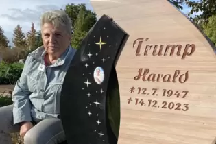 Ursula Trump am beschädigten Grabstein ihres Mannes auf dem Friedhof in Freinsheim.