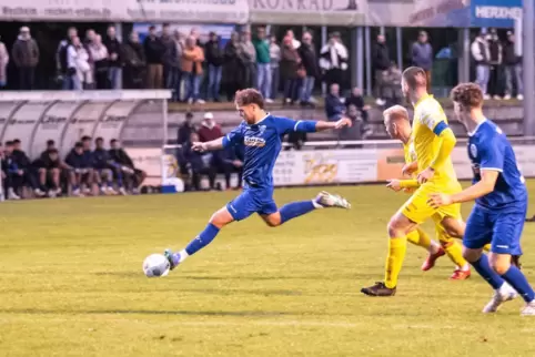  Lennart Liebel (links) besorgt das 1:0 für Viktoria Herxheim. Den beiden Morlauterer Spielern bleibt nur die Zuschauerrolle.