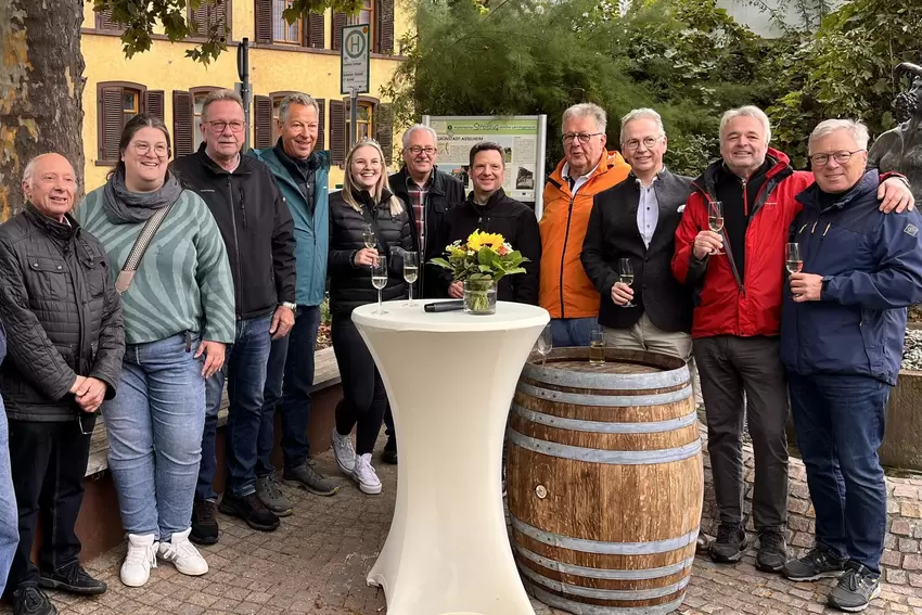 Die Runde ist versammelt: Viele Bürgermeister der teilnehmenden Gemeinden kommen zum Startschuss.