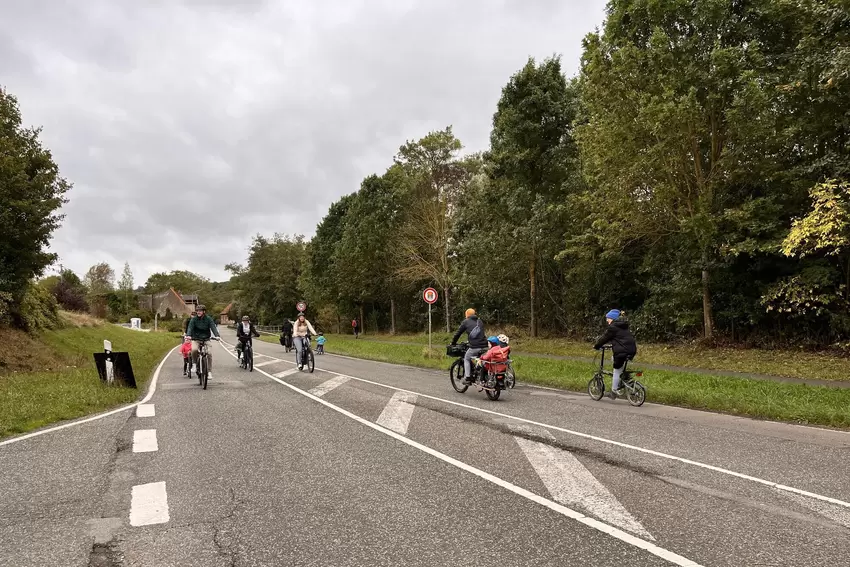 Trotz wechselhaftem Wetter ist auf der Strecke ziemlich viel los.