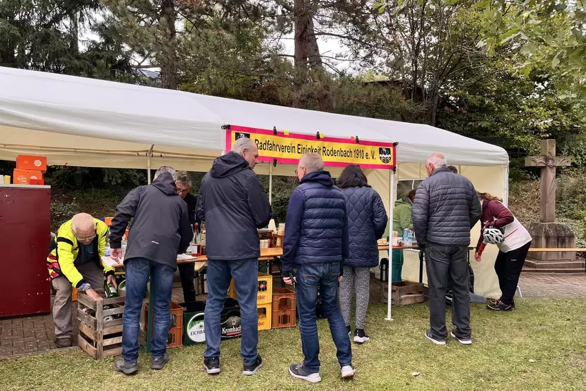 Der Radfahrverein Einigkeit Rodenbach hilft nicht nur bei Durst, sondern auch mit der Luftpumpe.