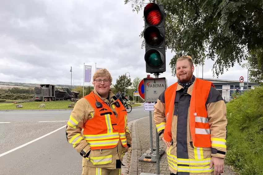 Sie regeln mit ihren Feuerwehrkameraden den Verkehr in Eisenberg: Patrick Ziegler (rechts) und Pascal Günder.