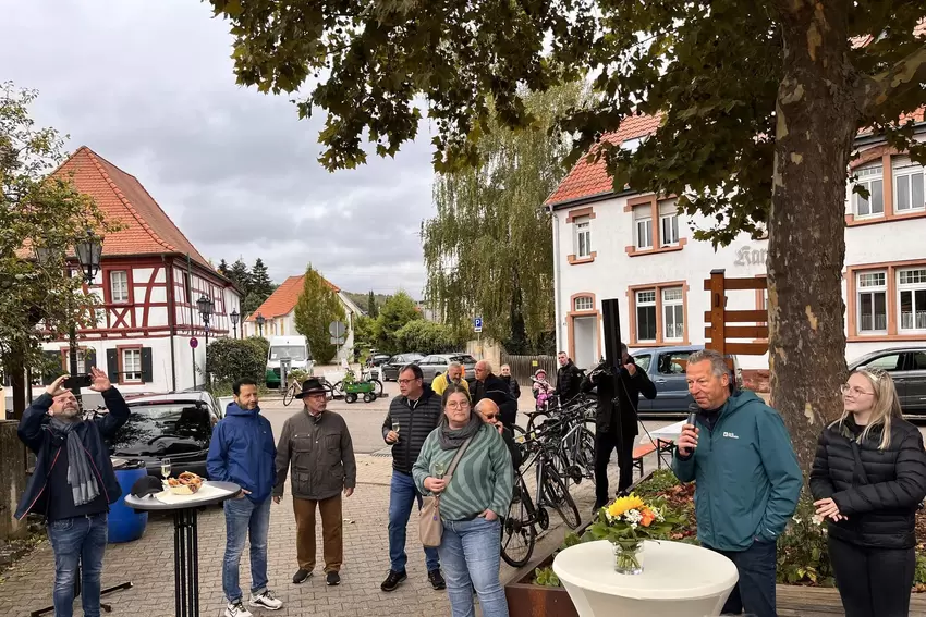 Grünstadts Bürgermeister Klaus Wagner eröffnet die Veranstaltung in Asselheim.