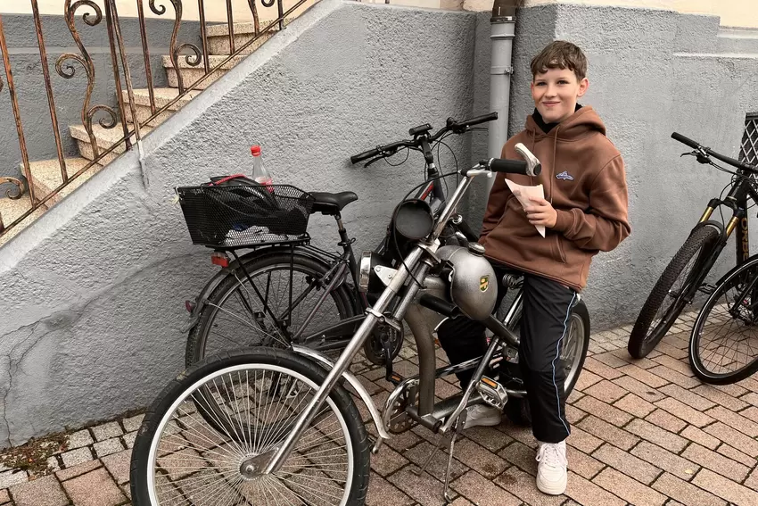 Mit außergewöhnlichem Fahrrad ist der 13-jährige Dominik dabei.