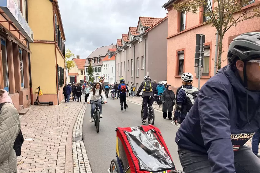 Tausende Menschen machen bei der Veranstaltung mit.