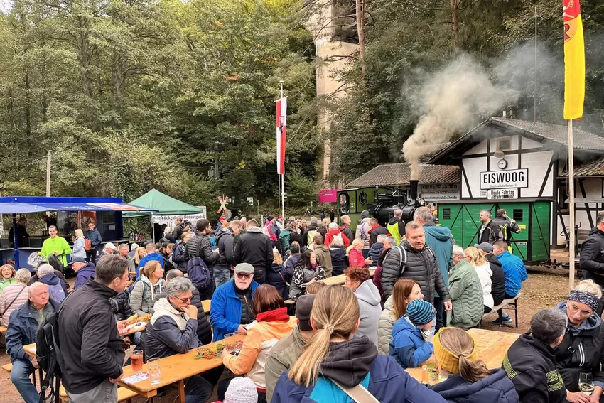 64 Stände versorgen die Besucher mit Essen, Trinken und mehr.