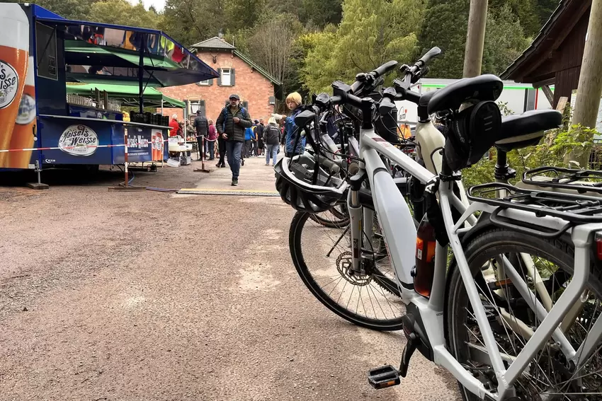 Überall stehen oder fahren am Donnerstag im Eistal Räder.