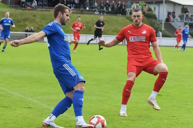 Sein Tor zum 2:3 ließ die SGE kurz auf eine Wende hoffen: Jan Grünfelder (rechts), der sich hier Ex-FKP-Spieler Dennie Reh entge