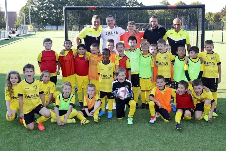  Das vierköpfige Trainergespann der Ixheimer F-Jugend – auf dem Foto hinten von links Patrick Hervé, Dieter Burkart, Nikita Henn