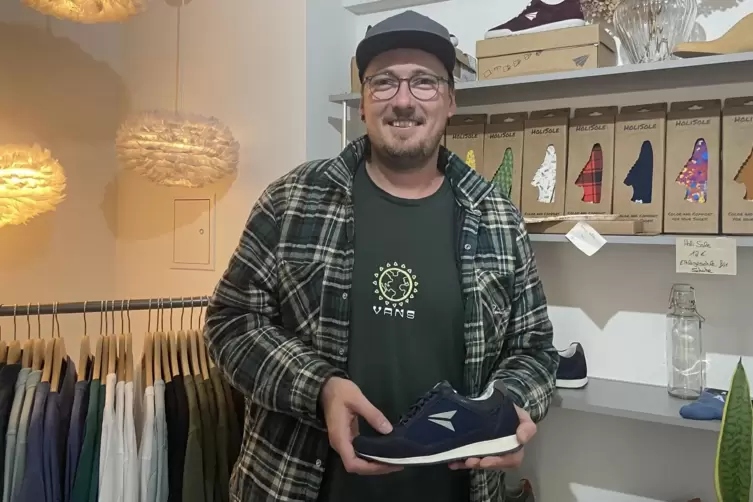 Kann zum ersten Mal live dabei zusehen, wie seine Kunden die „be free“-Schuhe anprobieren: Gründer Paul Bernsdorf. 