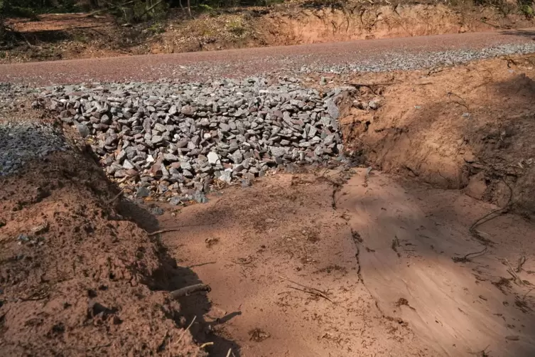 Der Auslauf einer Rigole am Rande des Weges soll verhindern, dass das Wasser Fahrt aufnimmt und aus dem Wald fließt. 